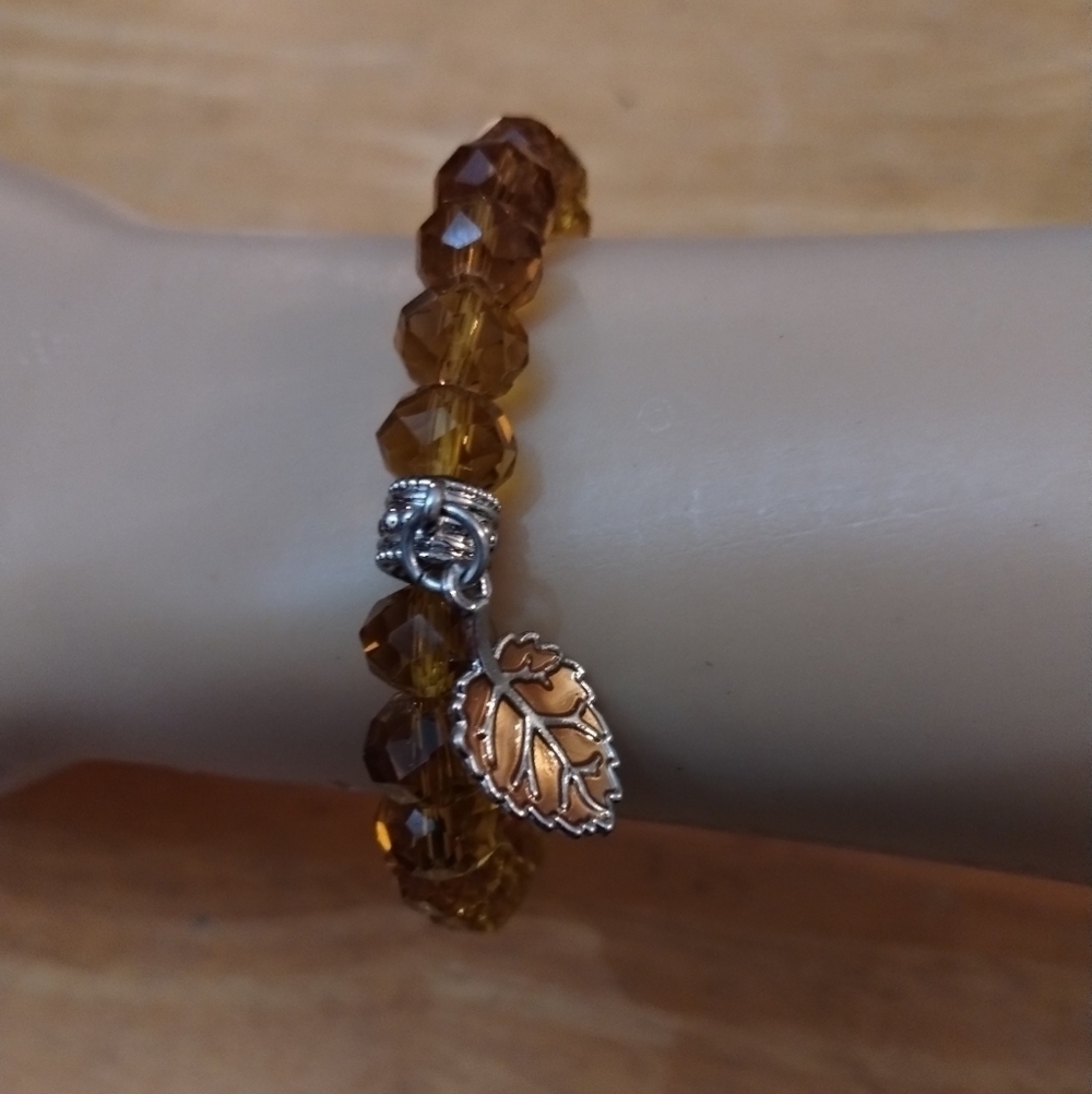 New Beautiful women's beaded bracelet with a leaf charm jewelry